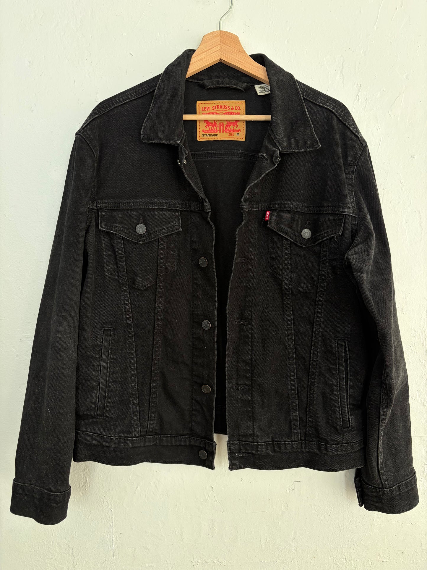 Levis black jacket (Size M)